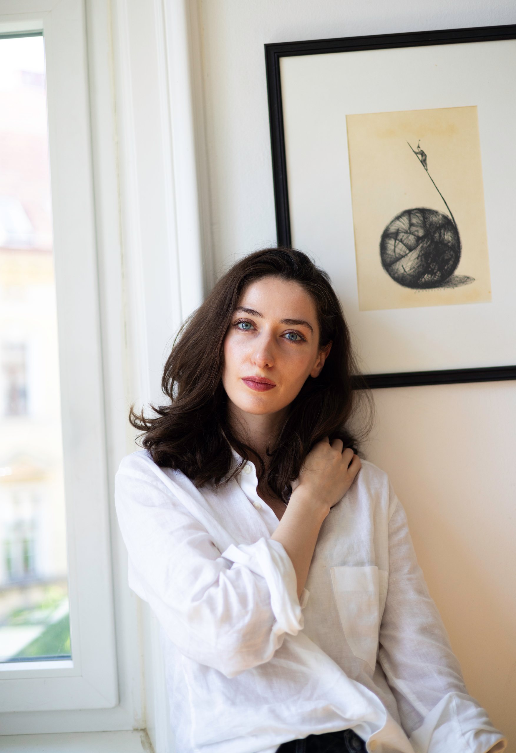 Irma Gigani am Fenster, im weißen Hemd