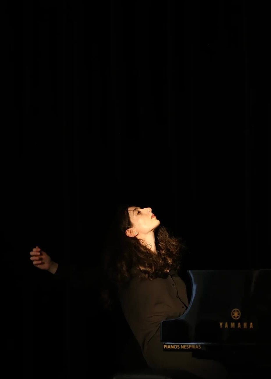 Irma Gigani auf der Bühne im Scheinwerferlicht